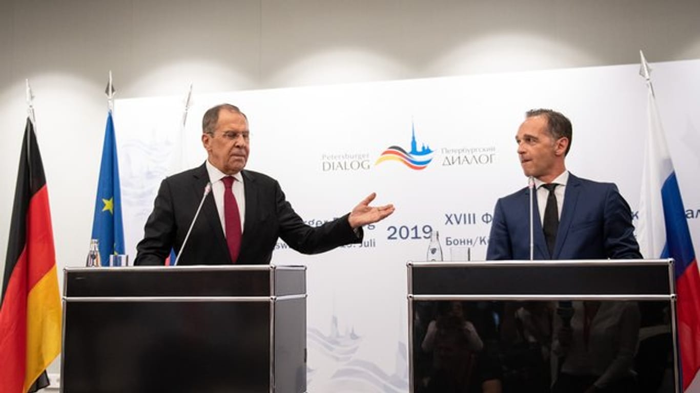 Heiko Maas (r) und sein russischer Kollege Sergej Lawrow wollen den Friedensprozess in der umkämpften Ost-Ukraine wieder in Gang bringen.
