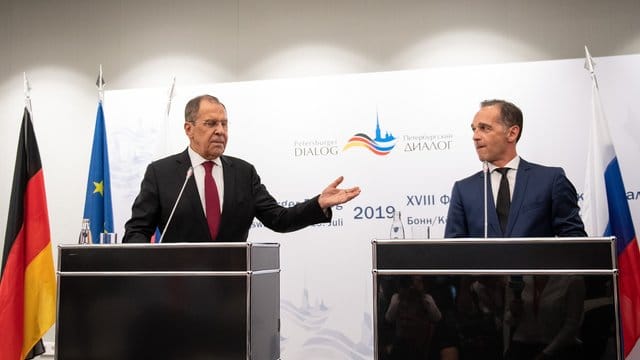 Heiko Maas (r) und sein russischer Kollege Sergej Lawrow wollen den Friedensprozess in der umkämpften Ost-Ukraine wieder in Gang bringen. Heiko Maas (r) und sein russischer Kollege Sergej Lawrow wollen den Friedensprozess in der umkämpften Ost-Ukraine wieder in Gang bringen.