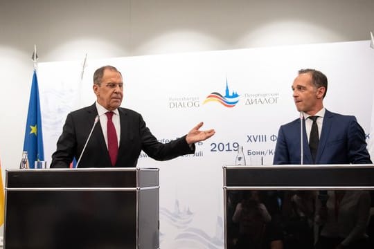 Heiko Maas (r) und sein russischer Kollege Sergej Lawrow wollen den Friedensprozess in der umkämpften Ost-Ukraine wieder in Gang bringen.