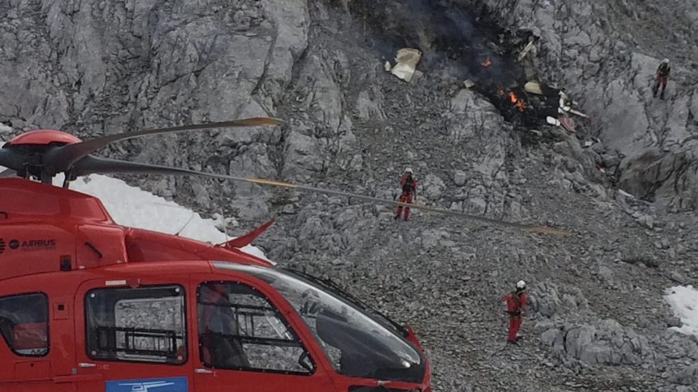 Rettungskräfte an der Unfallstelle: Das Kleinflugzeug war in Tirol abgestürzt.
