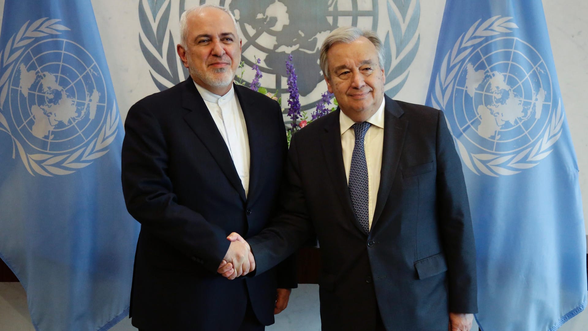 Antonio Guterres, Generalsekretär der Vereinten Nationen, begrüßt Mohammed Dschawad Sarif im Hauptsitz der Vereinten Nationen (UN). Der Iran hat Sarif zufolge keine Kenntnis über eine angeblich vom US-Militär zerstörte Drohne.