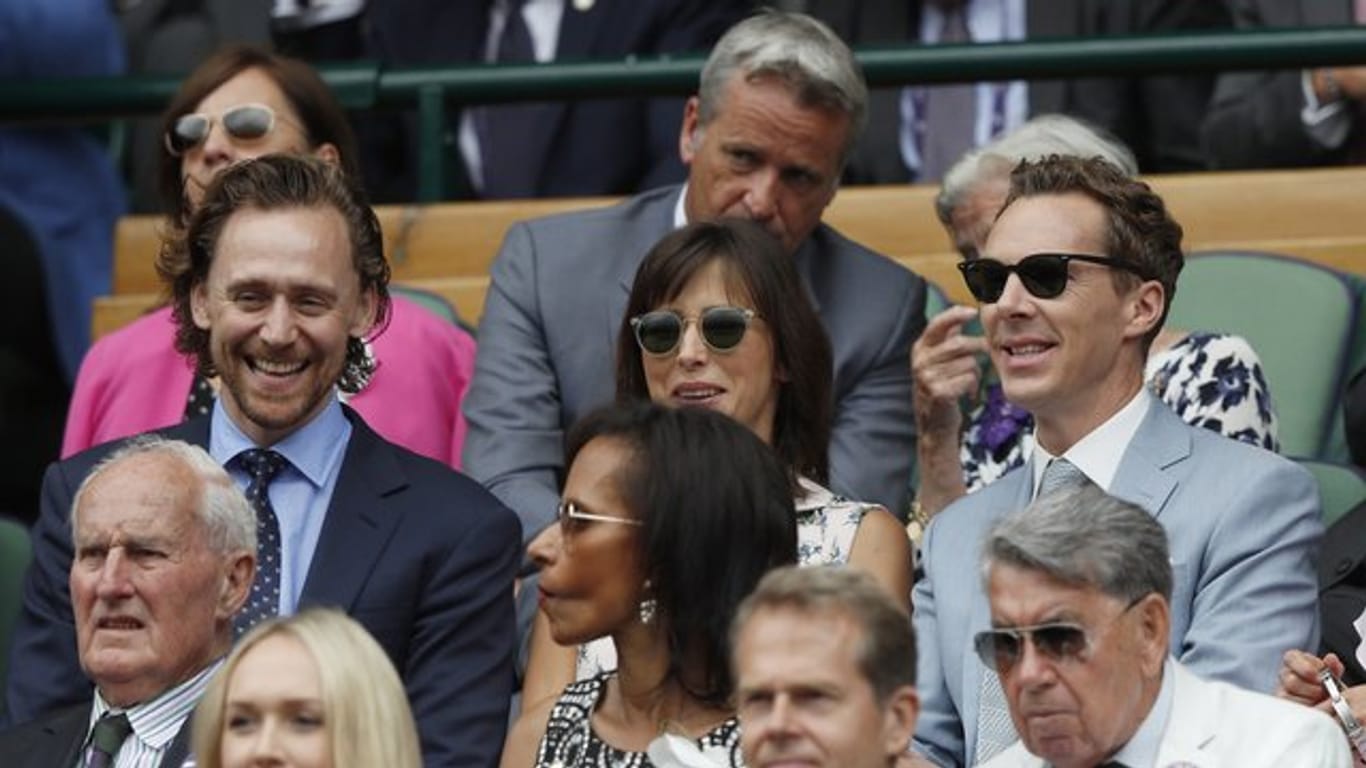 Benedict Cumberbatch (r) sieht sich mit seiner Frau Sophie Hunter das Wimbledon-Finale an.