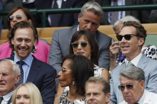 Benedict Cumberbatch (r) sieht sich mit seiner Frau Sophie Hunter das Wimbledon-Finale an.