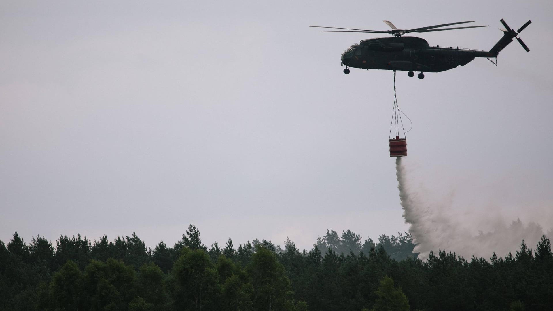 Wasserabwurf: Waldbrand auf ehemaligem Truppenübungsplatz bei Lübtheen.