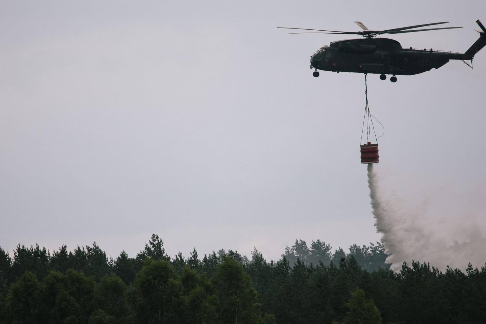 Wasserabwurf: Waldbrand auf ehemaligem Truppenübungsplatz bei Lübtheen.