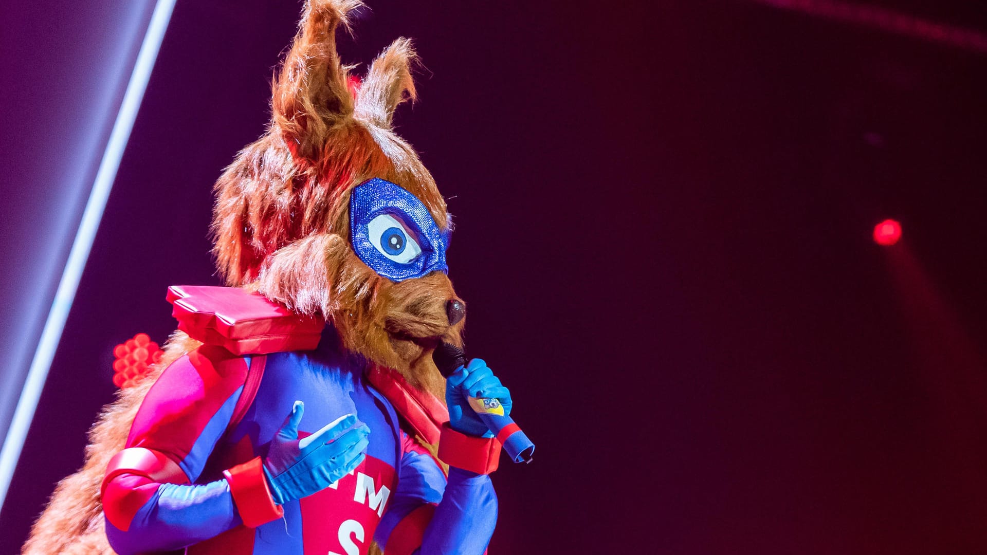 "The Masked Singer": Das Model Marcus Schenkenberg steht als "Eichhörnchen" bei der ProSieben-Show auf der Bühne.