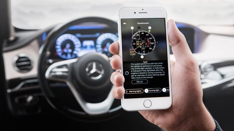 Daimler bietet ein Assistenzprogramm, mit dem das Smartphone Bedienelemente und Anzeigen scannt und die entsprechenden Funktion erklären kann.