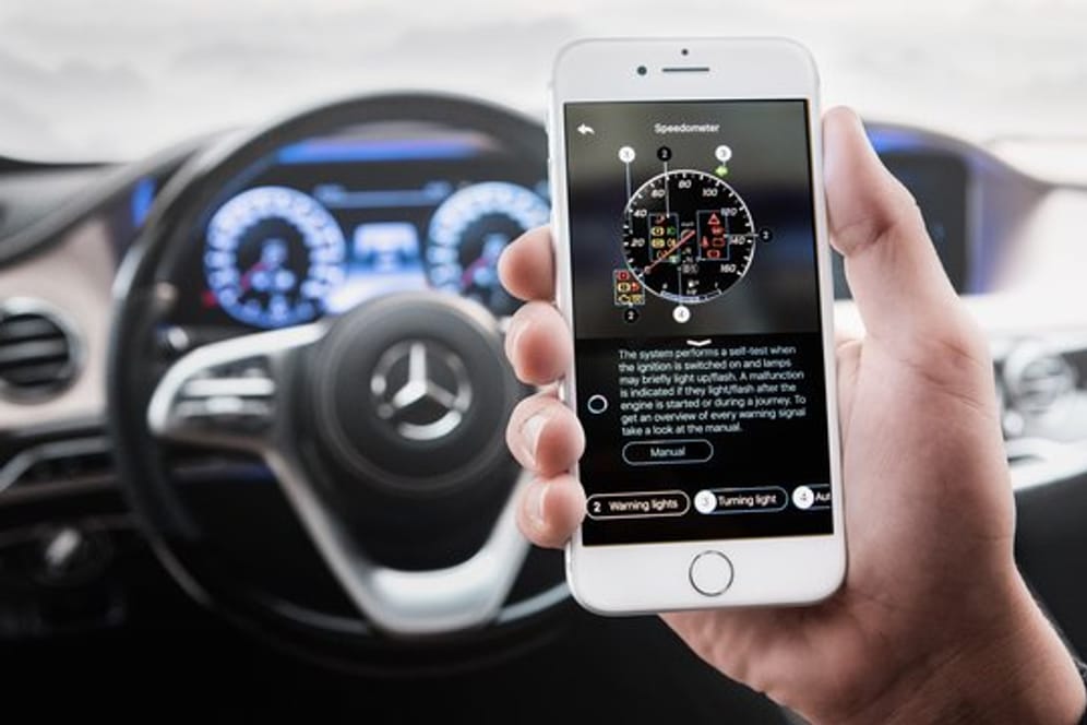 Daimler bietet ein Assistenzprogramm, mit dem das Smartphone Bedienelemente und Anzeigen scannt und die entsprechenden Funktion erklären kann.