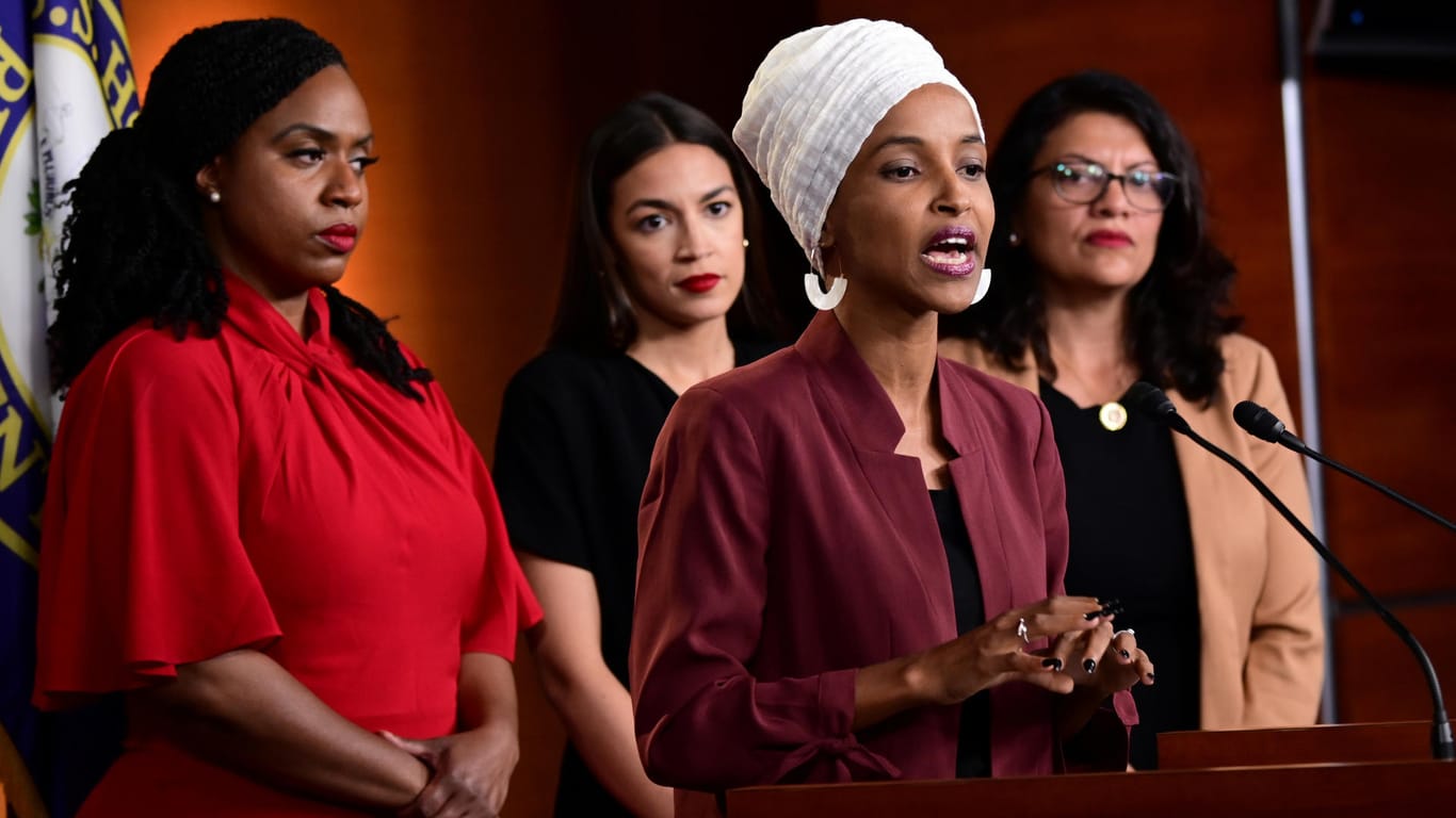 Von links: Die Demokratischen Abgeordneten Ayanna Pressley, Alexandria Ocasio-Cortez, Ilhan Omar, Rashida Tlaib – perfekte Feindbilder für Trump.