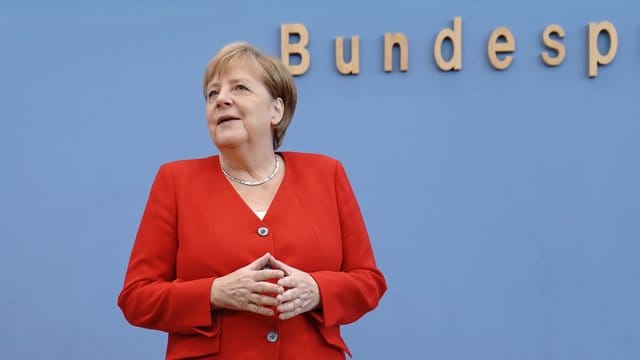 Bundeskanzlerin Angela Merkel kommt zur Pressekonferenz kurz vor ihrem Sommerurlaub.