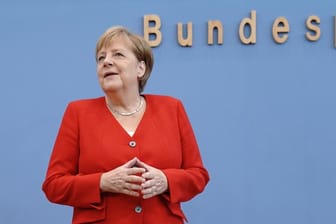 Bundeskanzlerin Angela Merkel kommt zur Pressekonferenz kurz vor ihrem Sommerurlaub.
