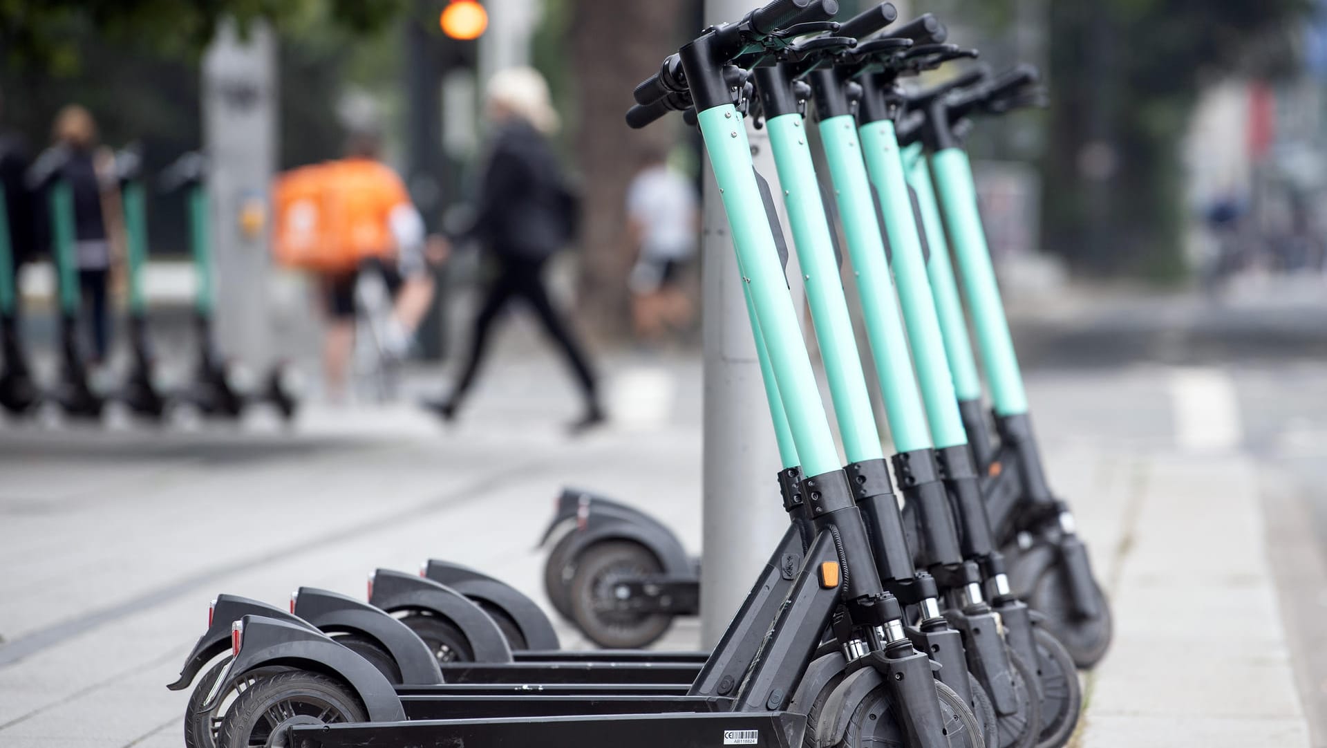 Leih-Elektrotretrollern in der Düsseldorfer Innenstadt: Verkehrsminister Scheuer (CSU) möge die Gesetzeslage noch einmal überdenken, fordert die Deutsche Polizeigewerkschaft.