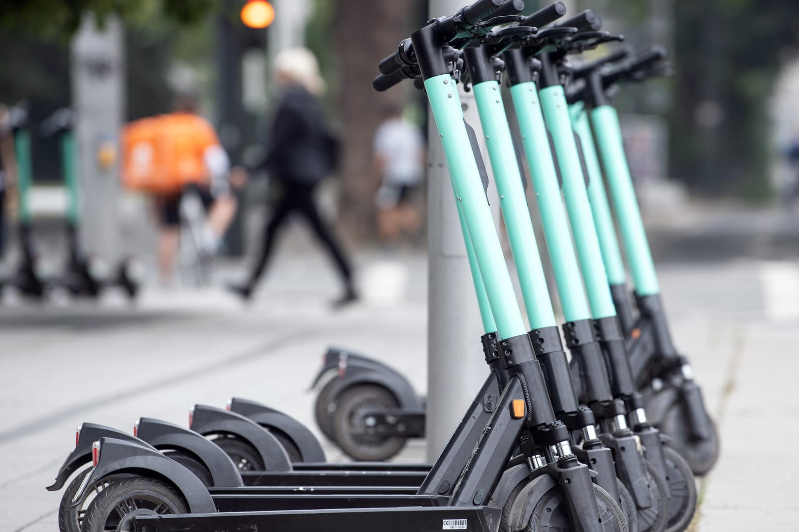 Leih-Elektrotretrollern in der Düsseldorfer Innenstadt: Verkehrsminister Scheuer (CSU) möge die Gesetzeslage noch einmal überdenken, fordert die Deutsche Polizeigewerkschaft.