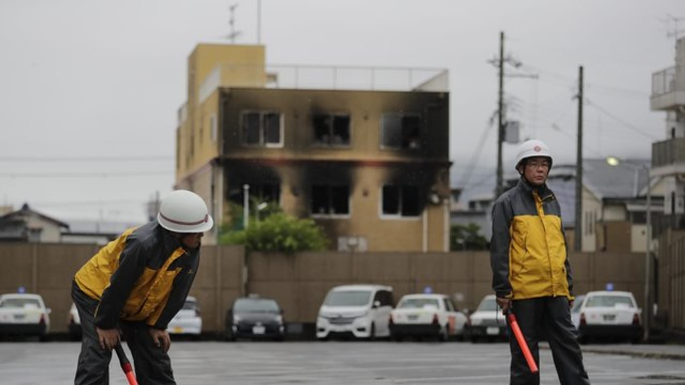 Sicherheitskräfte stehen nach dem Brandanschlag in der Nähe des Animationsstudios in Kyoto.