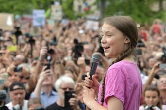 "Wir werden nie aufhören", sagte die 16-jährige Klima-Aktivistin Greta Thunberg bei einer Klimakundgebung in Berlin.