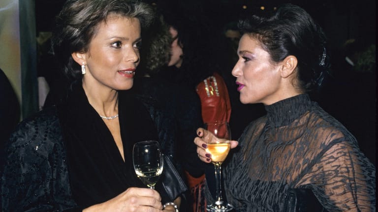 Uschi Glas und Hannelore Elsner während der Bambi-Verleihung am 10. Dezember 1987 in Offenburg.
