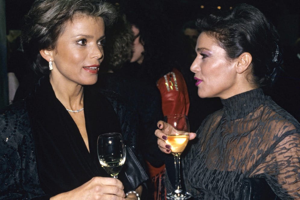 Uschi Glas und Hannelore Elsner während der Bambi-Verleihung am 10. Dezember 1987 in Offenburg.