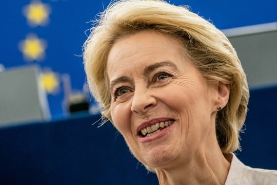 Ursula von der Leyen steht nach ihrer Bewerbungsrede vor den Abgeordneten des Europaparlaments im Plenarsaal.