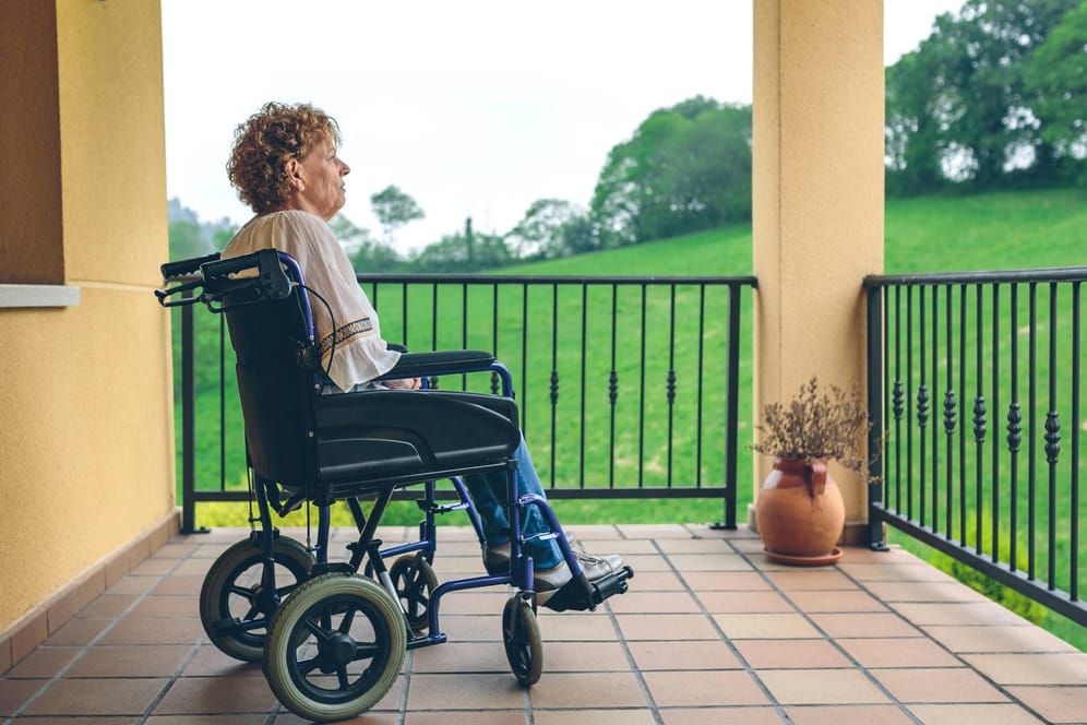 Eine Frau im Rollstuhl: Viele können ohne die Unterstützung von Pflegekräften ihren Alltag nicht mehr meistern.