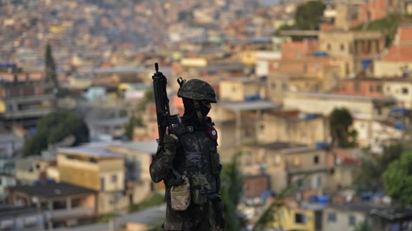 In Rio de Janeiro steht ein brasilianischer Soldat während einer Drogen-Razzia Wache.