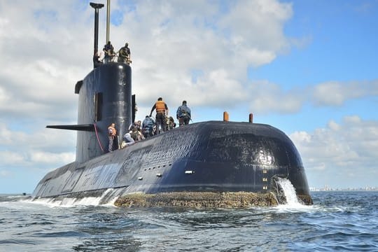 Fast zwei Jahre nach dem Verschwinden des argentinischen U-Bootes "ARA San Juan" mit 44 Seeleuten an Bord hat eine parlamentarische Untersuchungskommission die Regierung in Buenos Aires und die Marine für die Tragödie verantwortlich gemacht.