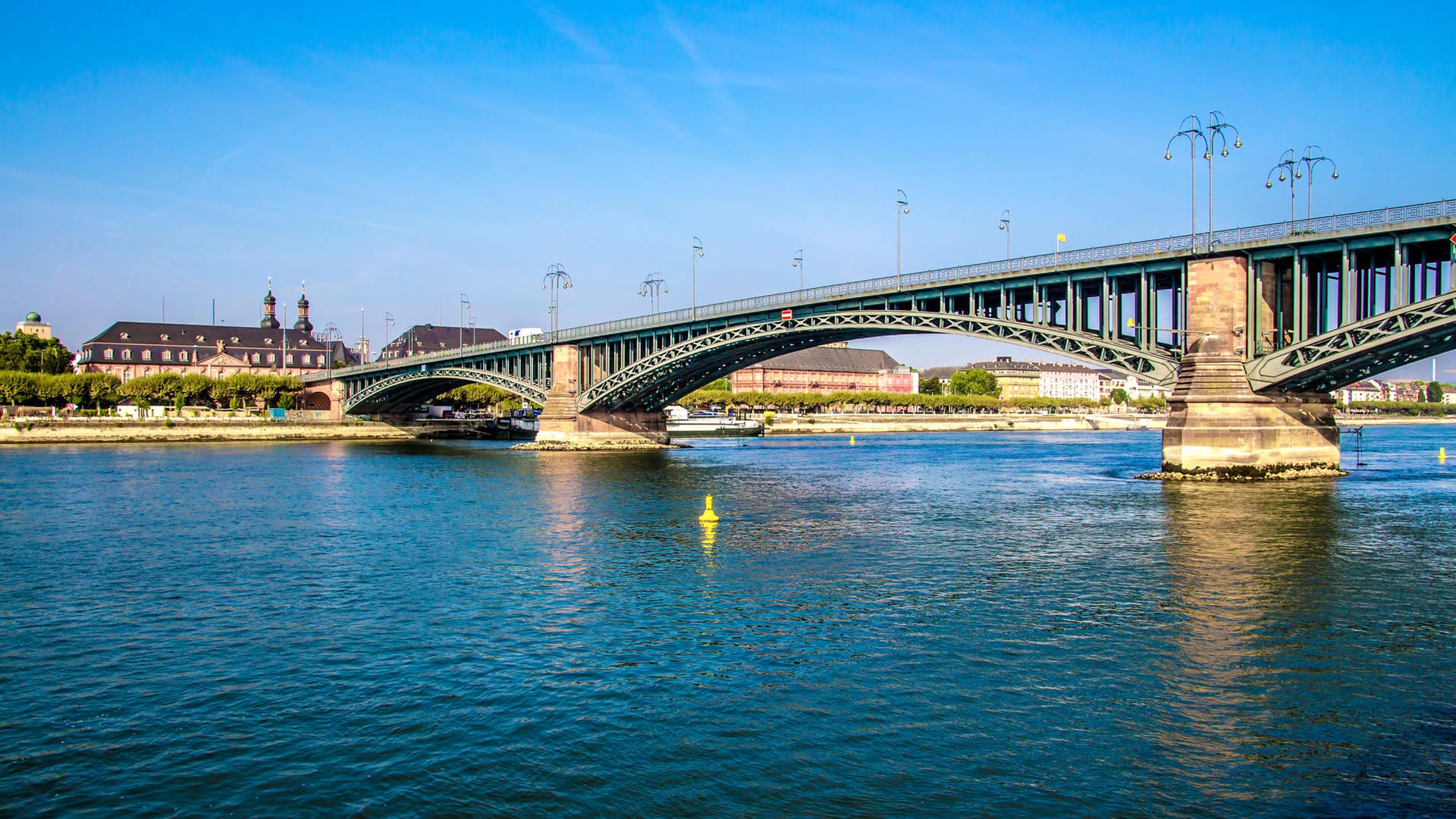 Ein Spaziergang auf der rechtsrheinischen Seite ist abwechslungsreich und bietet immer wieder ein schönes Panorama.