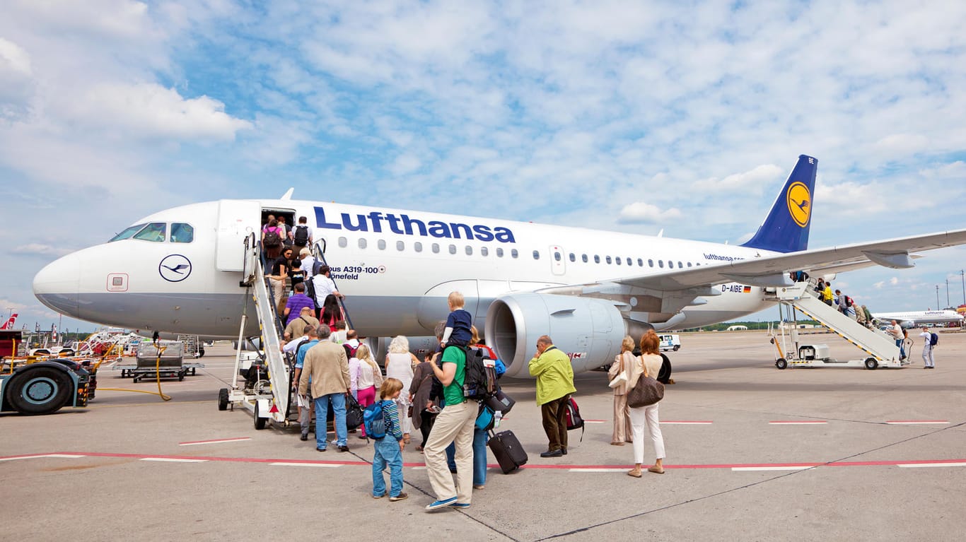 Passagiere steigen in Lufthansa-Maschine ein: Um das Boarding zu beschleunigen, ergreift die Fluggesellschaft Maßnahmen.