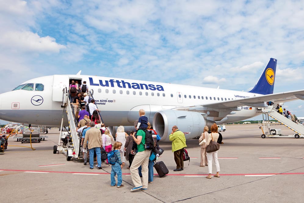 Passagiere steigen in Lufthansa-Maschine ein: Um das Boarding zu beschleunigen, ergreift die Fluggesellschaft Maßnahmen.