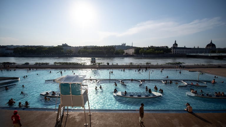 Ein Freibad im französischen Lyon: Im Sommer steigt vielen die Hitze zu Kopf.