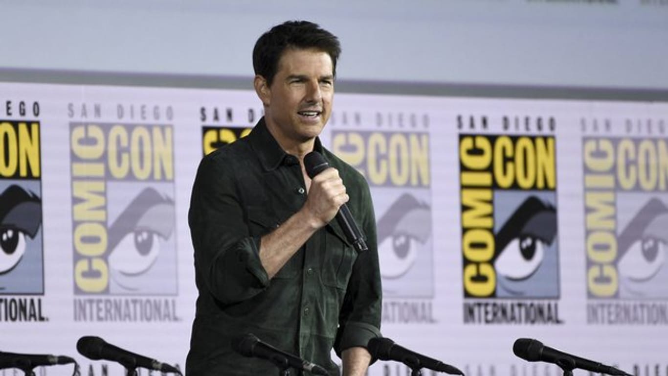 Tom Cruise kam mit einem Präsent zur Comic-Con-Messe.