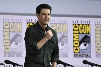 Tom Cruise kam mit einem Präsent zur Comic-Con-Messe.