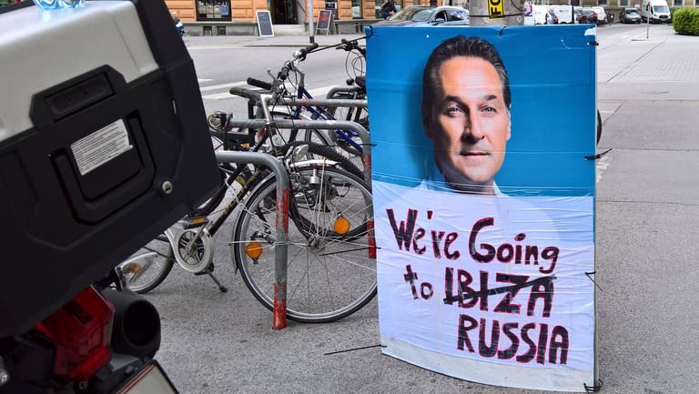 Protestplakat gegen Ex-FPÖ-Chef Heinz-Christian Strache in Innsbruck. "Ja, ich bin wie jedes Jahr auch heuer wieder auf Ibiza".