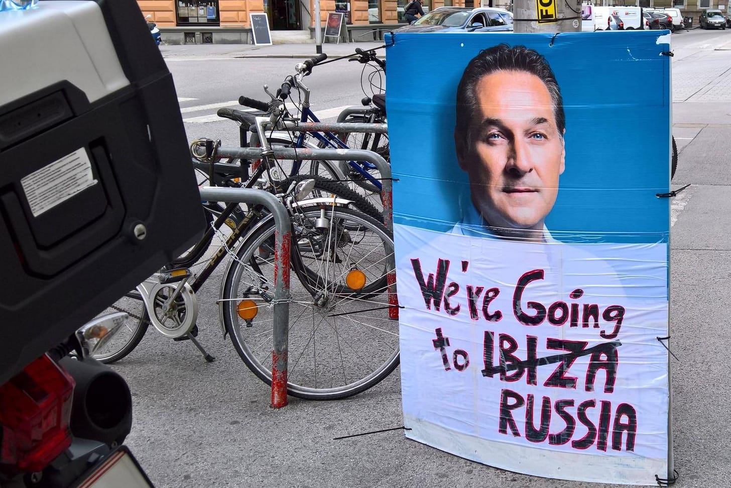 Protestplakat gegen Ex-FPÖ-Chef Heinz-Christian Strache in Innsbruck. "Ja, ich bin wie jedes Jahr auch heuer wieder auf Ibiza".
