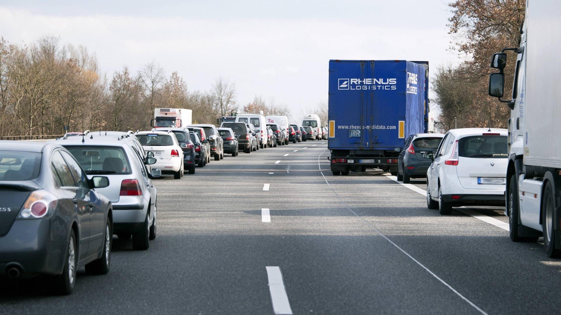 Stau auf der A67: 15 Tonnen Eis verteilten sich nach einem Unfall über die Fahrbahn. (Archivbild)