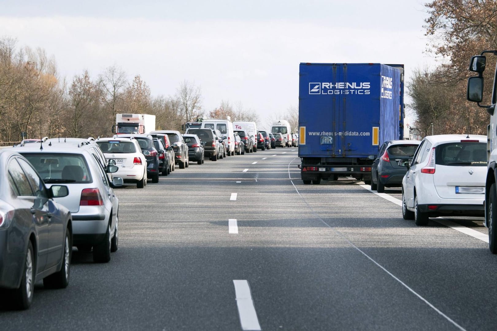 Stau auf der A67: 15 Tonnen Eis verteilten sich nach einem Unfall über die Fahrbahn. (Archivbild)