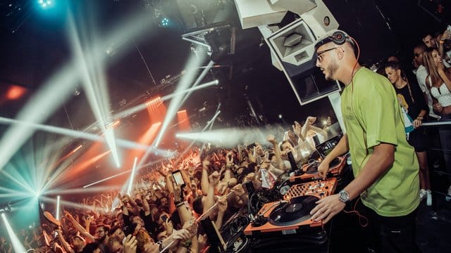DJ Snake legt im Kölner Club Bootshaus.