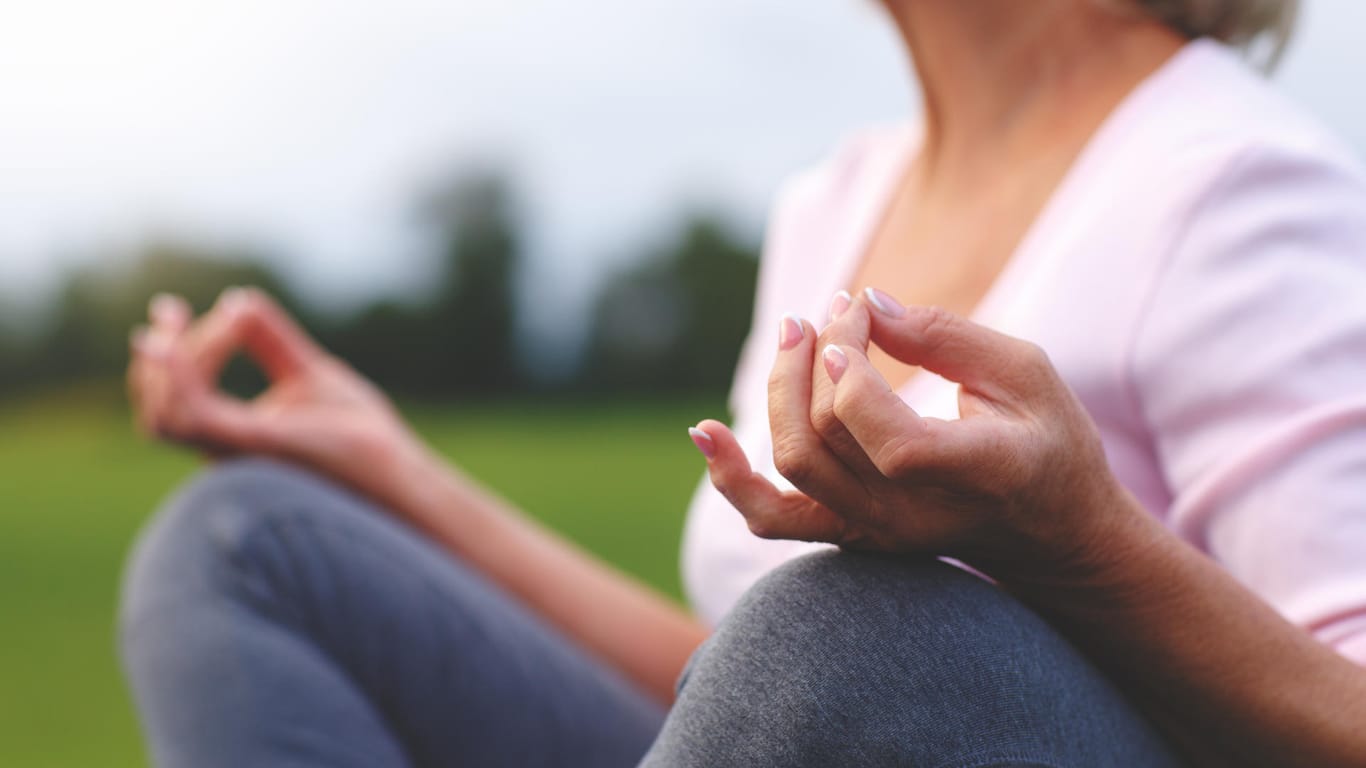 Frau macht Yoga: Der Sport kann bei Bluthochdruck entspannen – besonders anstrengende Halteübungen sind jedoch kontraproduktiv.