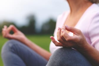 Frau macht Yoga: Der Sport kann bei Bluthochdruck entspannen – besonders anstrengende Halteübungen sind jedoch kontraproduktiv.