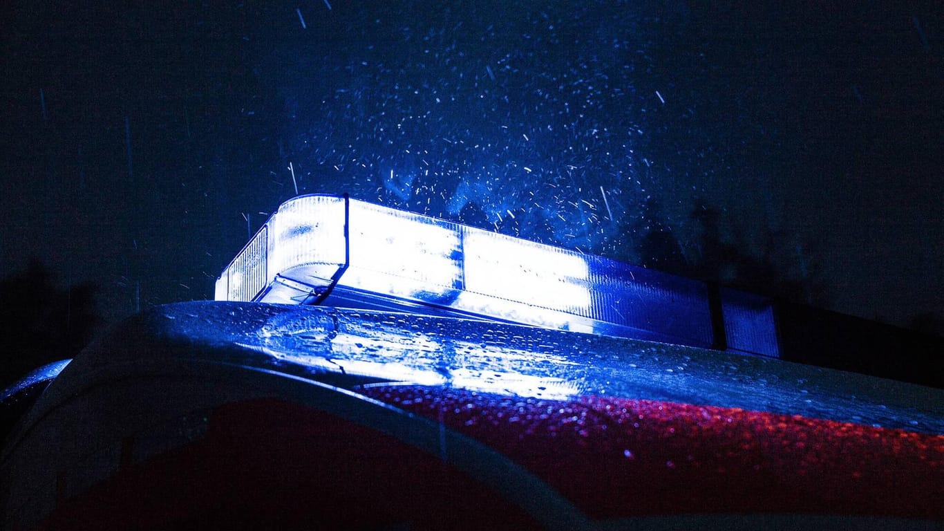 Blaulicht auf einem Autodach: In Köln wurde ein Unfallfahrzeug verlassen vorgefunden.