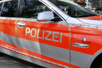 Einsatzwagen der Schweizer Polizei: In einem Haus wurden vier Leichen gefunden. (Symbolbild)