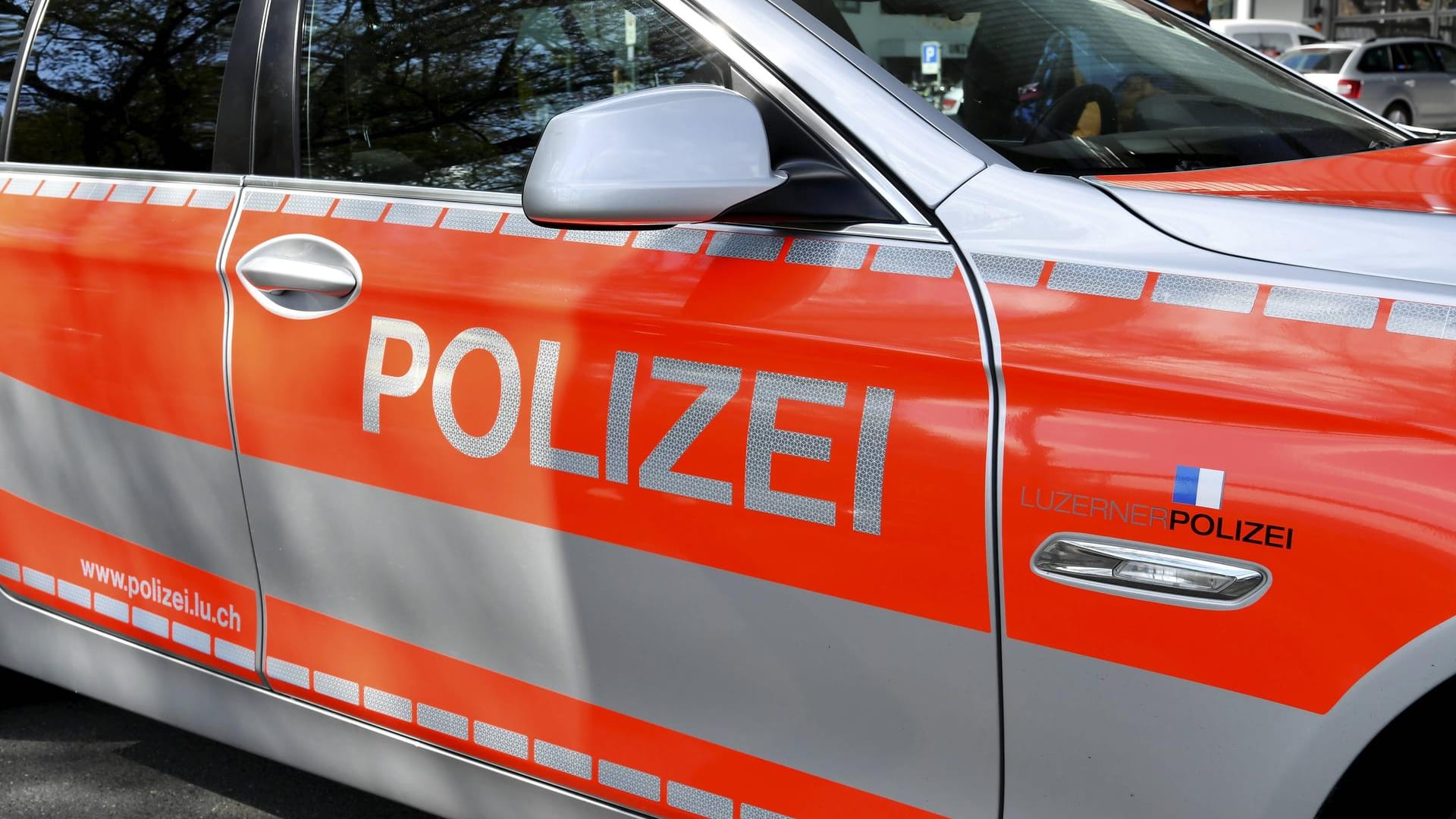 Einsatzwagen der Schweizer Polizei: In einem Haus wurden vier Leichen gefunden. (Symbolbild)