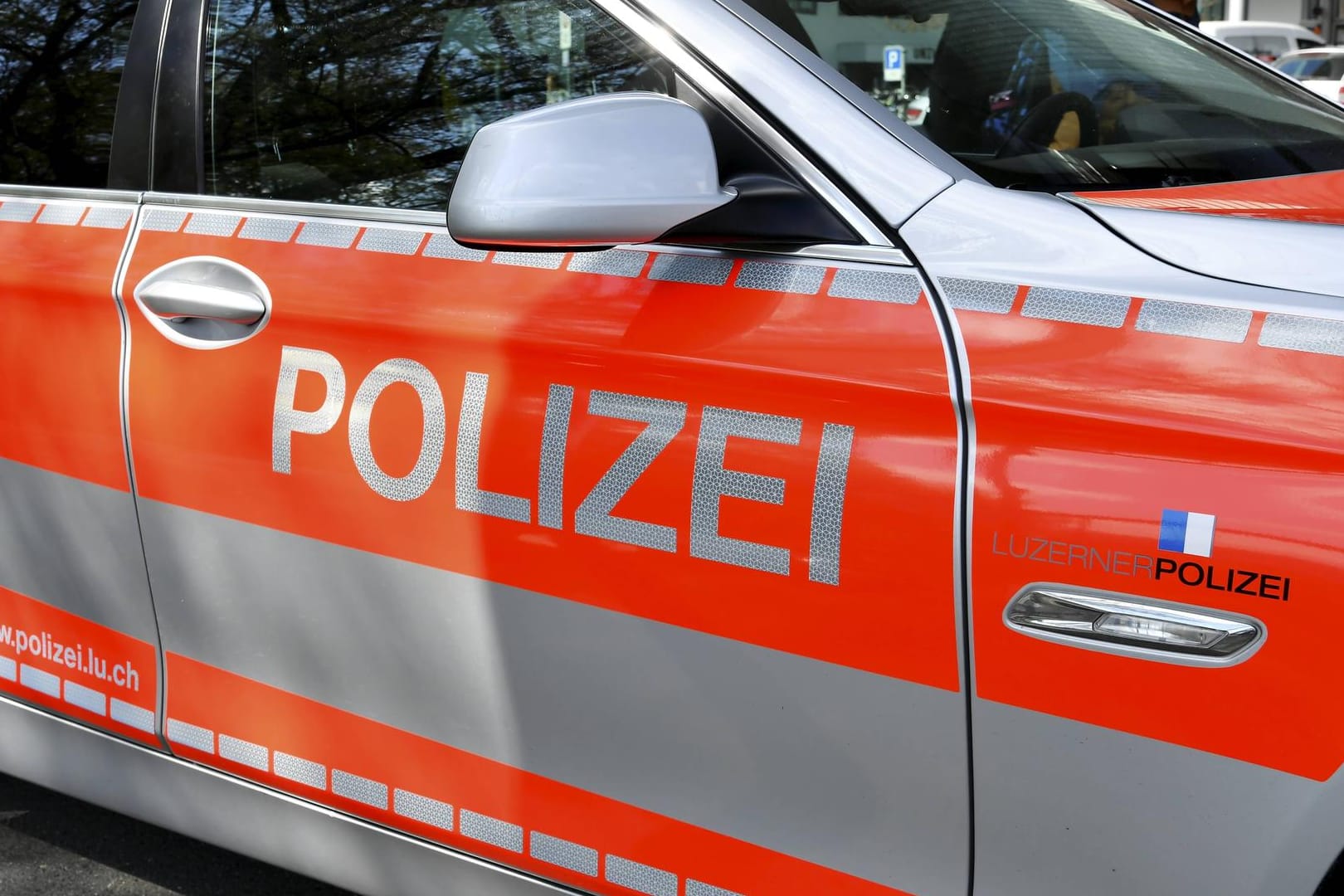 Einsatzwagen der Schweizer Polizei: In einem Haus wurden vier Leichen gefunden. (Symbolbild)