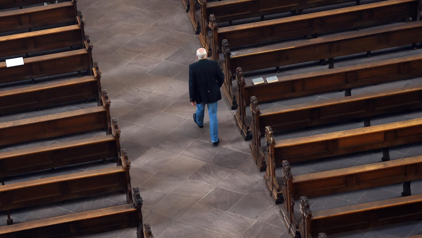 Ein Mann läuft durch den leeren Dom in Fulda (Hessen): Allein die katholische Kirche verzeichnete fast 49.000 Austritte mehr als im Vorjahr. (Symbolfoto)