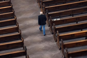 Ein Mann läuft durch den leeren Dom in Fulda (Hessen): Allein die katholische Kirche verzeichnete fast 49.000 Austritte mehr als im Vorjahr. (Symbolfoto)