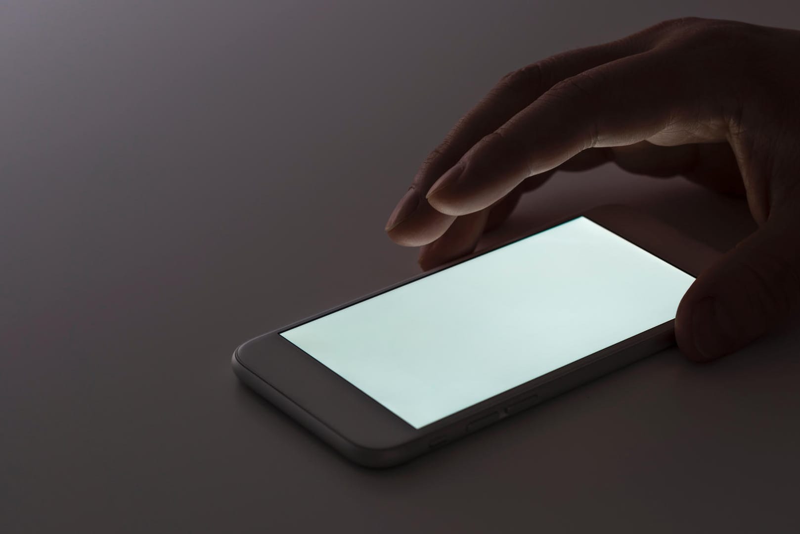 Ein Smartphone auf einem Tisch: Google hat sieben Stalking-Apps aus seinem Play Store entfernt.