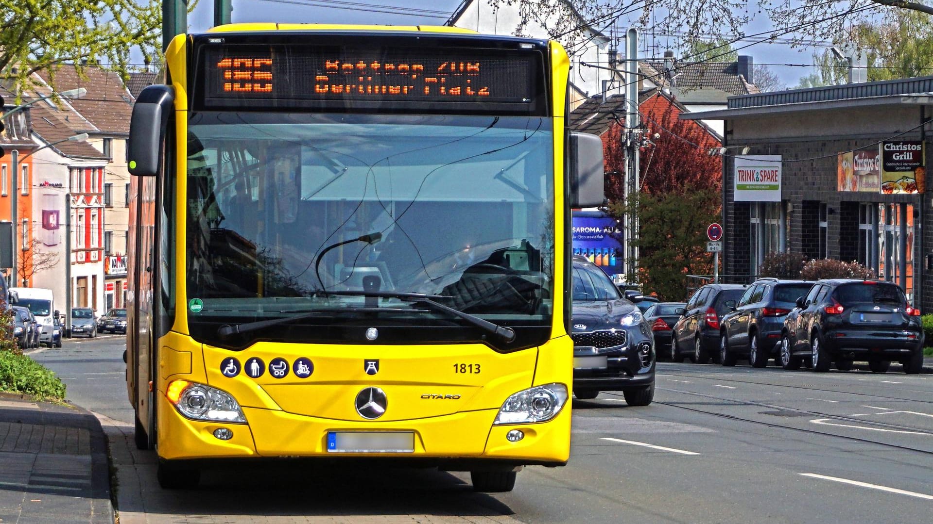 Ein Linienbus der Ruhrbahn in der Nähe zu einer Haltestelle Essen Nord: Ein Unbekannter attackierte einen Busfahrer und verletzte ihn mit Pfefferspray. Ein Linienbus der Ruhrbahn in der Nähe zu einer Haltestelle Essen Nord: Ein Unbekannter attackierte einen Busfahrer und verletzte ihn mit Pfefferspray.