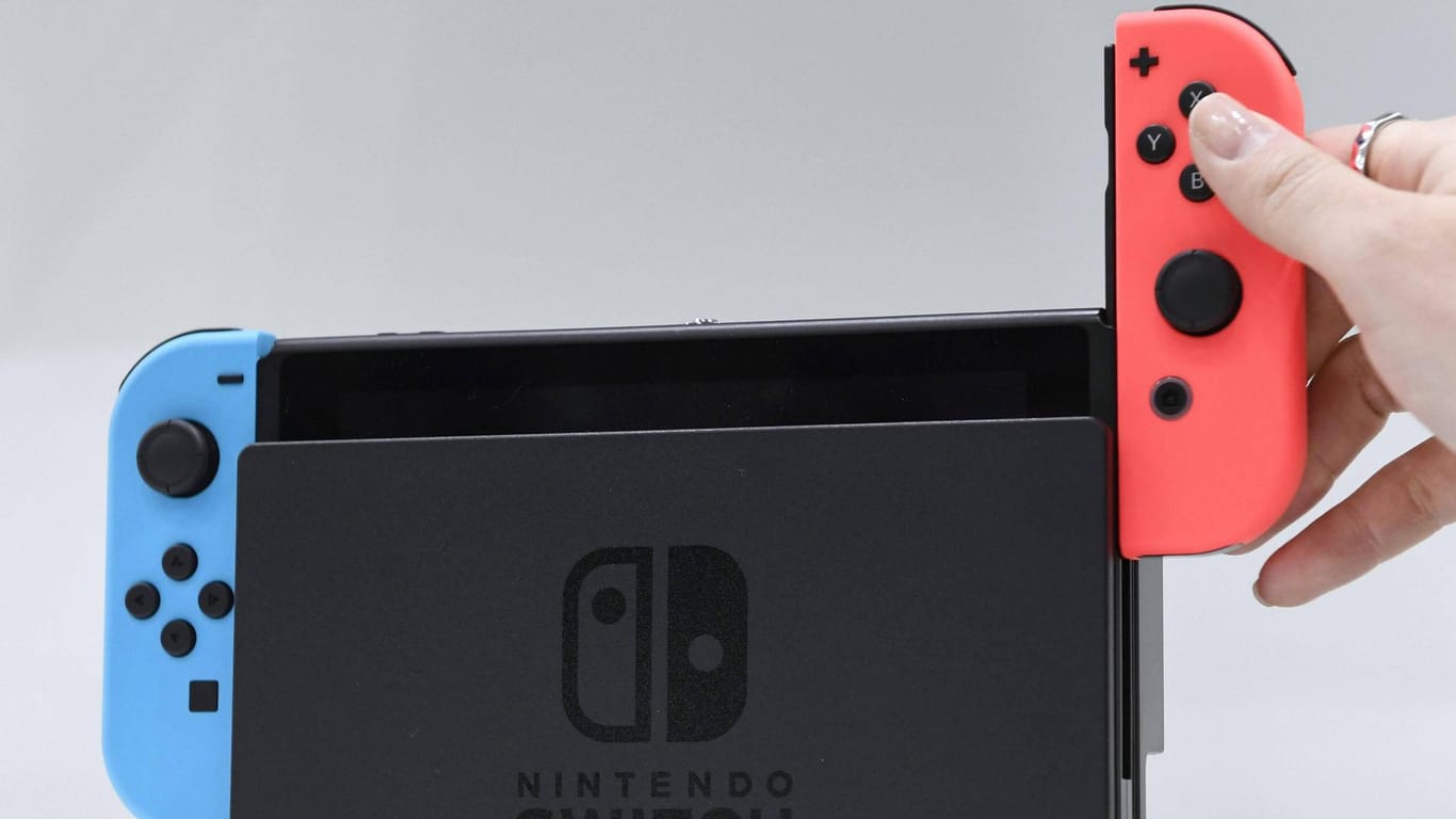 Eine Nintendo Switch: Nintendo hat eine verbesserte Version der Konsole angekündigt.