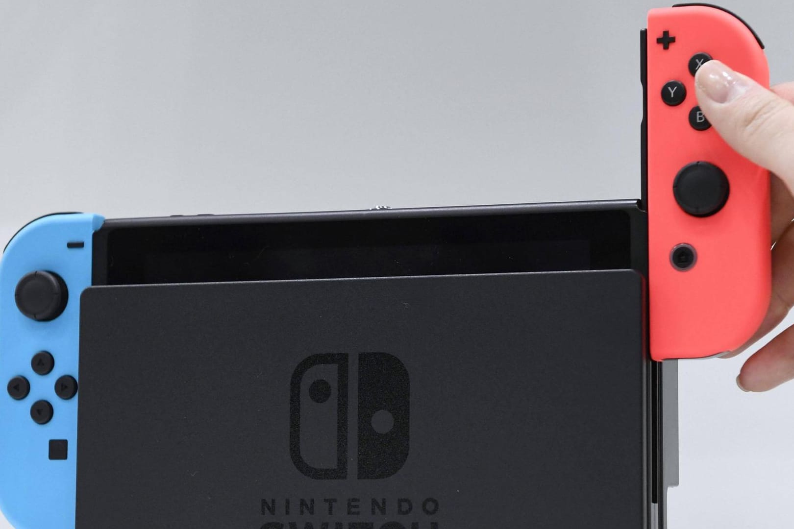Eine Nintendo Switch: Nintendo hat eine verbesserte Version der Konsole angekündigt.