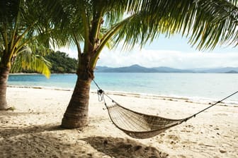 Hängematte am Strand: Ein Tourist musste Strafe zahlen, weil er eine Hängematte aufhing. (Symbolbild)