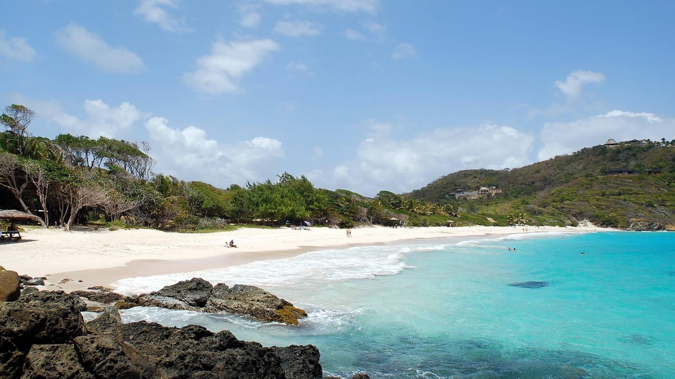 Türkisblaues Wasser, weißer Sandstrand und viel Wald: die Karibikinsel Mustique.